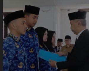 Wakil Bupati KBB Menyerahkan Surat Keputusan (SK) Kepada 112 CPNS dan Pegawai Pemerintah Dengan Perjanjian Kerja (PPPK) Tahap II Wakil Bupati KBB Menyerahkan Surat Keputusan (SK) Kepada 112 CPNS dan Pegawai Pemerintah Dengan Perjanjian Kerja (PPPK) Tahap II